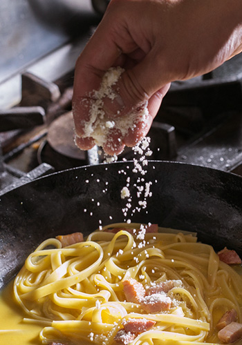 パスタにチーズかける